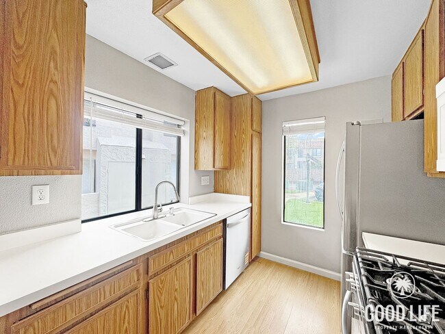 Foto del edificio - Bright 2BD/2BA Corner Unit Condo in Mira Mesa with Dual En-Suite Baths, Patio & Pool