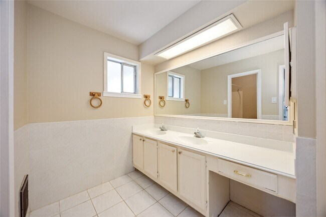 Building Photo - 2331 Ridgemont Dr