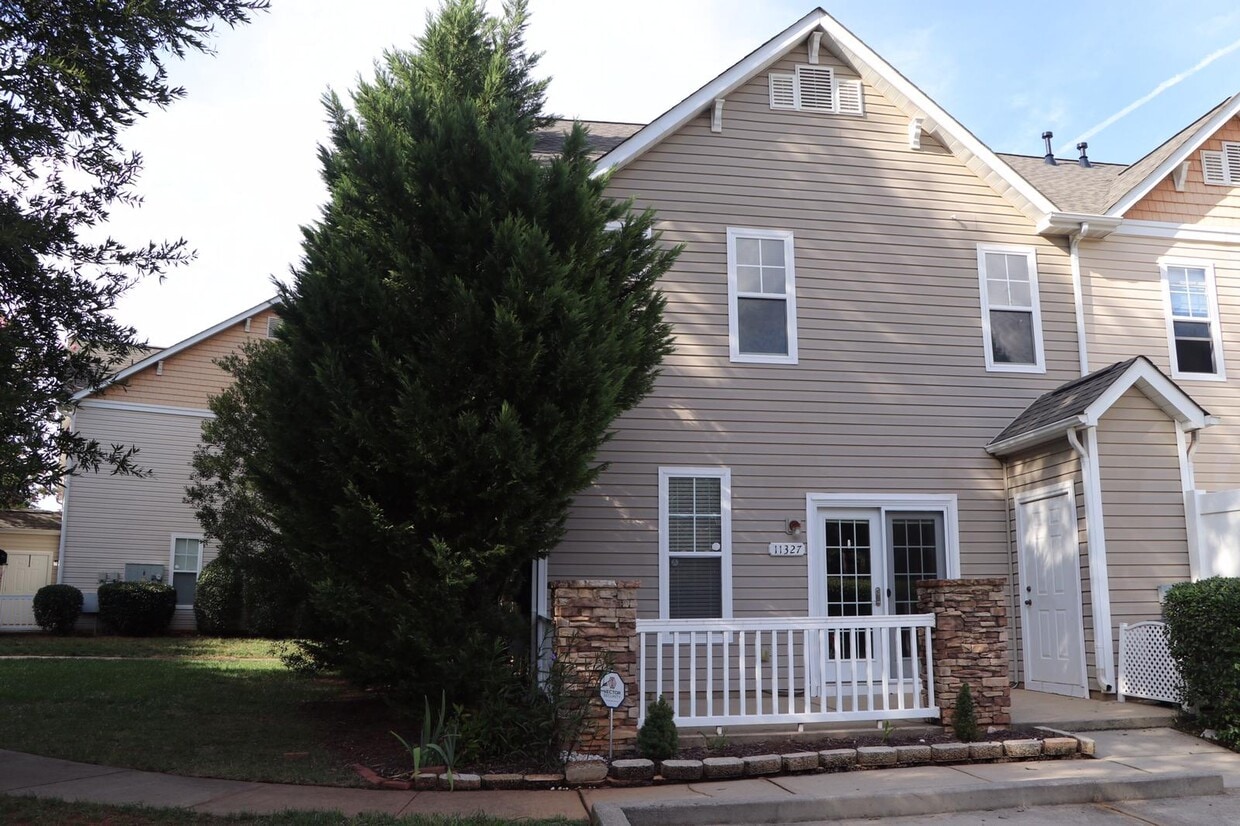 11327 Dundarrach Ln, Charlotte, NC 28277 Townhome Rentals in Charlotte NC