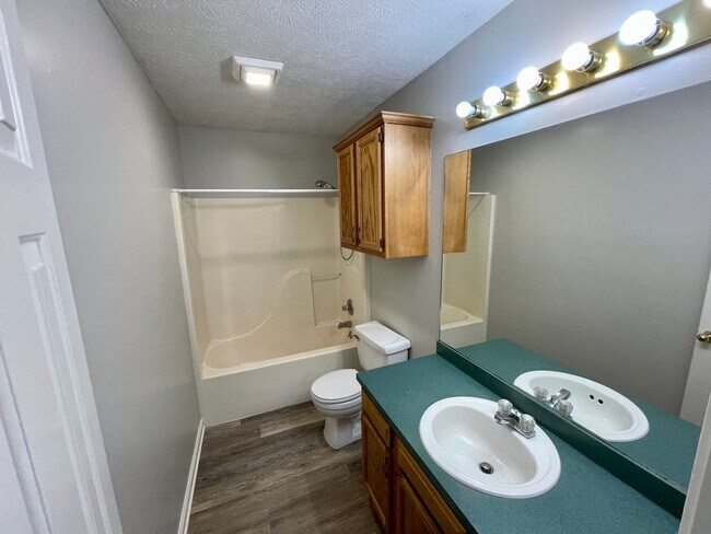 Foto del edificio - 3 bed 2 bath garden home in Brandon 047