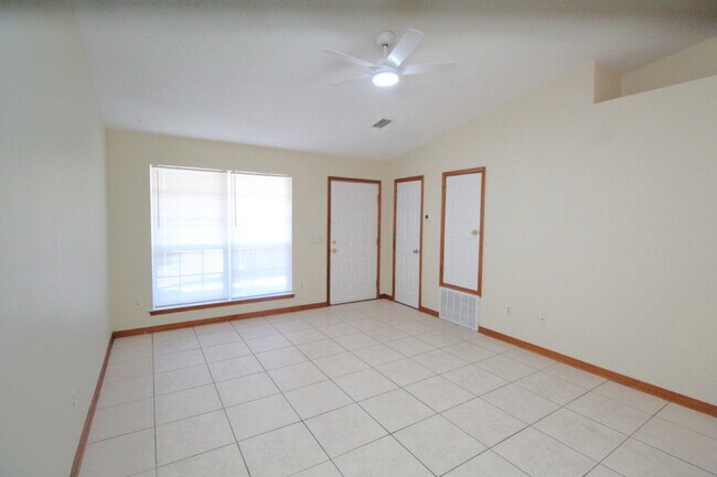 Foto del edificio - Coastal Living in Gulf Breeze! Spacious 2B...