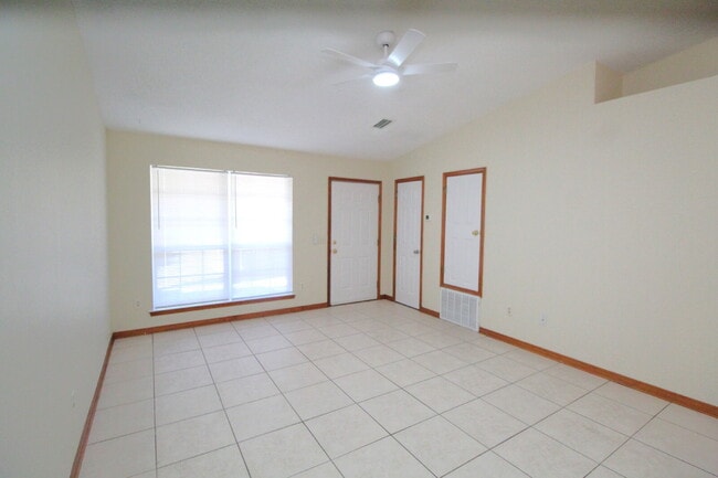Building Photo - Coastal Living in Gulf Breeze! Spacious 2B...