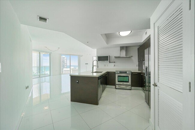 Building Photo - 200 Sunny Isles Blvd