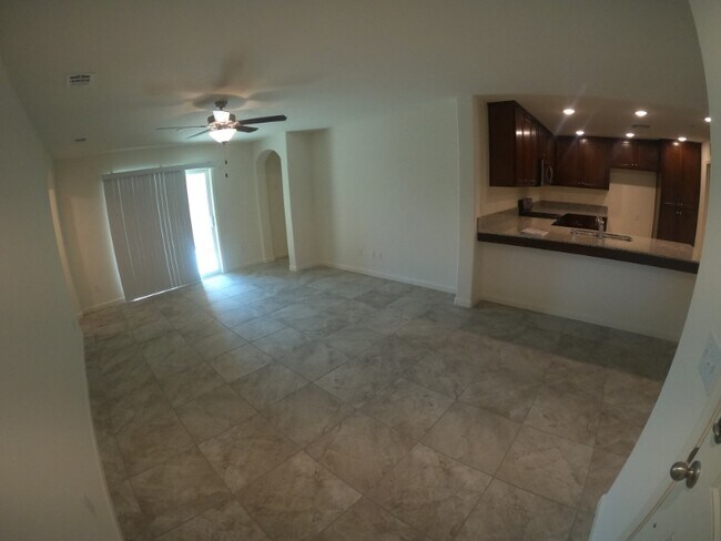 Foto del edificio - 895 Creekview St