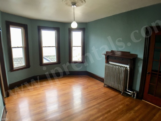 Building Photo - 305 Lamartine St