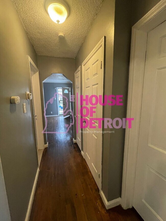Building Photo - 3 BEDROOM | 1 BATH | FREE PRE SCREEN