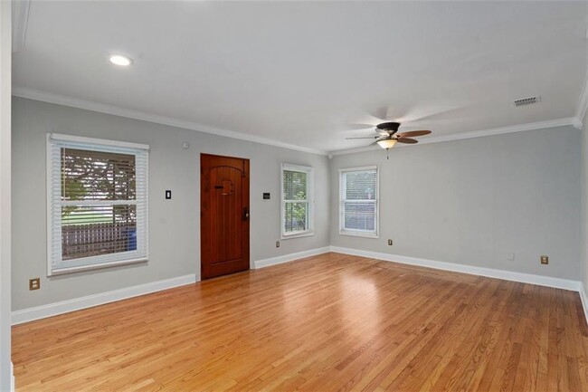 Building Photo - 1000 E 46th St