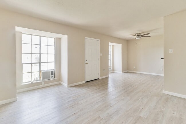 Building Photo - 6815 Beachwood St