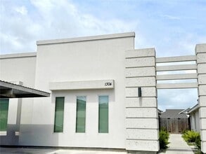 Building Photo - 1304 Alta Vista Dr