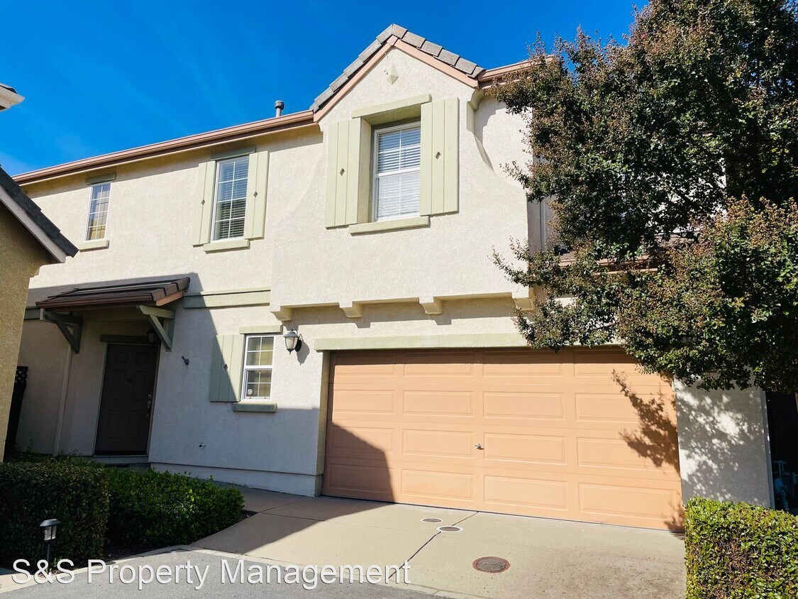 Primary Photo - 2 br, 2.5 bath House - 611 Equinox Loop
