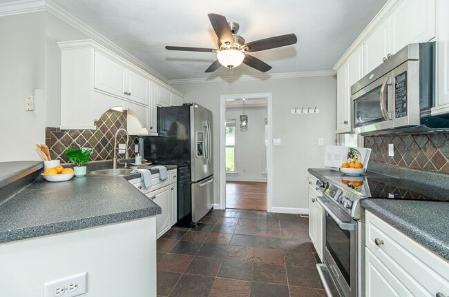 Building Photo - Beautiful 3 bedroom, in-law plan, Family Home in Martinez!  Walk to school!