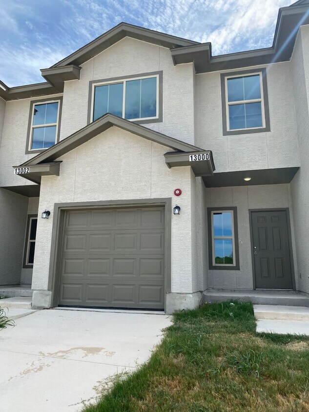 Foto principal - Brand NEW townhome in Live Oak!