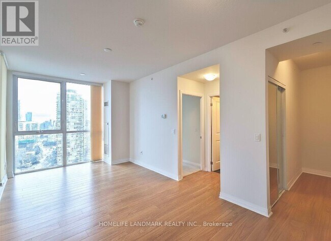 Photo du bâtiment - 75 Eglinton Ave W