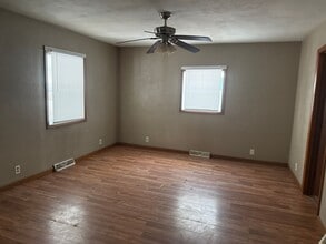 Building Photo - 907 N Daniels Ave