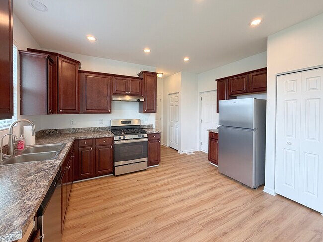 Building Photo - 651 Olive Ln