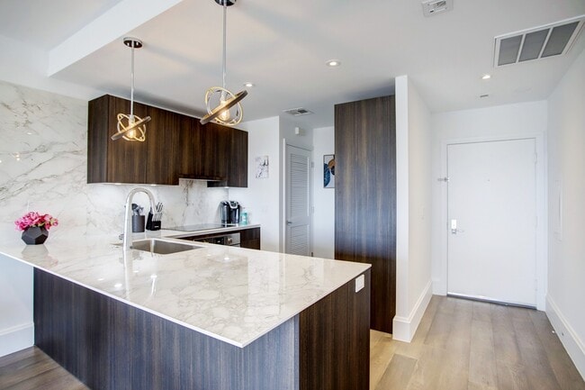 Foto del edificio - 1701 Hermann Dr