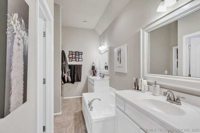 Building Photo - Beautiful 4 Bed 2 Bath Home with 2 car gar...
