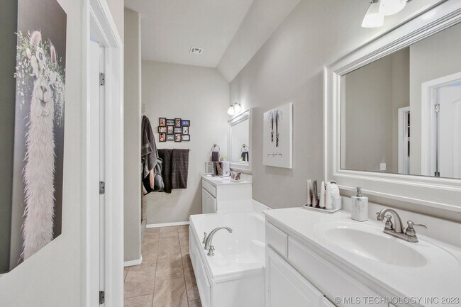 Foto del edificio - Beautiful 4 Bed 2 Bath Home with 2 car gar...