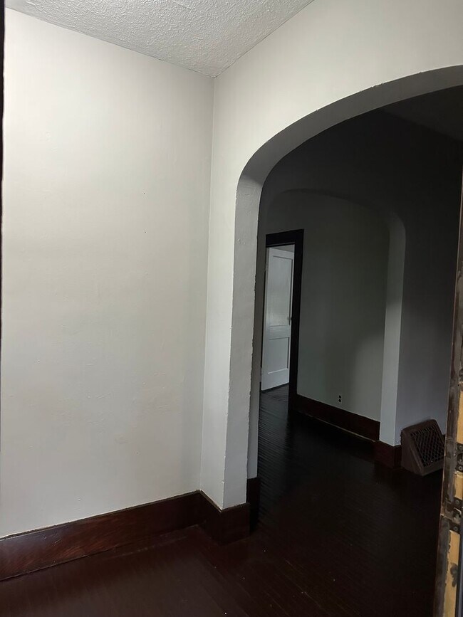 Foto del edificio - 623 W Creighton Ave