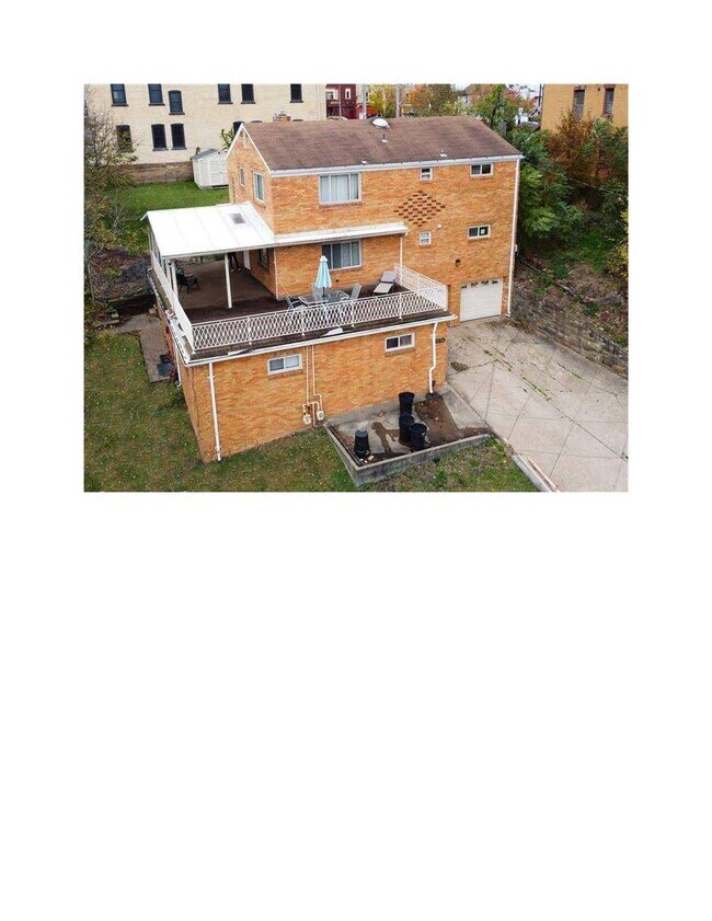 Building Photo - 1556 Fallowfield Ave