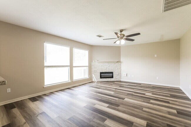 Building Photo - 2422 Fox River Ln