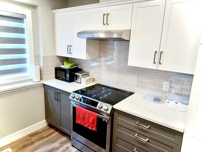 Kitchen - 4137 76 St NW