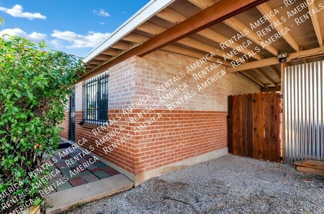 Building Photo - Charming 3 bedrooms, 2 bathrooms brick hou...