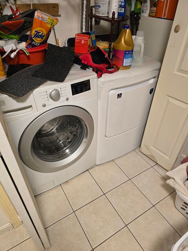 washer and dryer - 39 Clark St