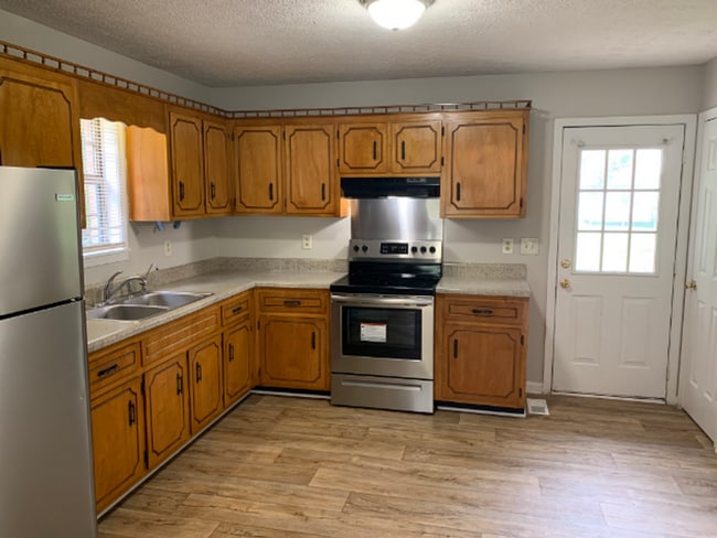 Building Photo - MOVE IN READY!