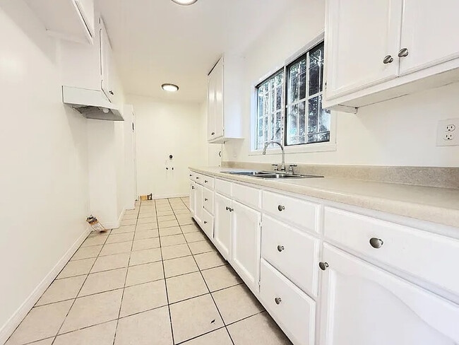 Photo - 727 E 81st St House