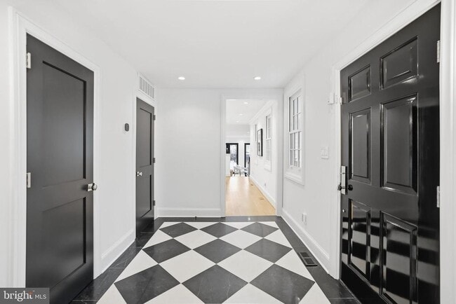 Foto del edificio - 3418 Reservoir Rd NW