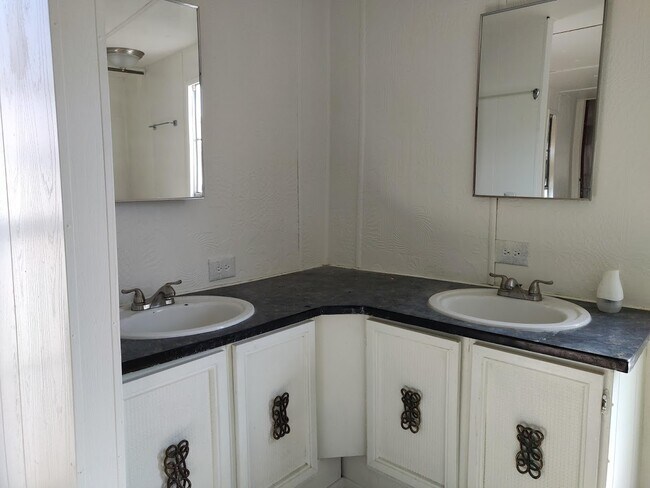 Foto del edificio - 2627 S Lamb Blvd