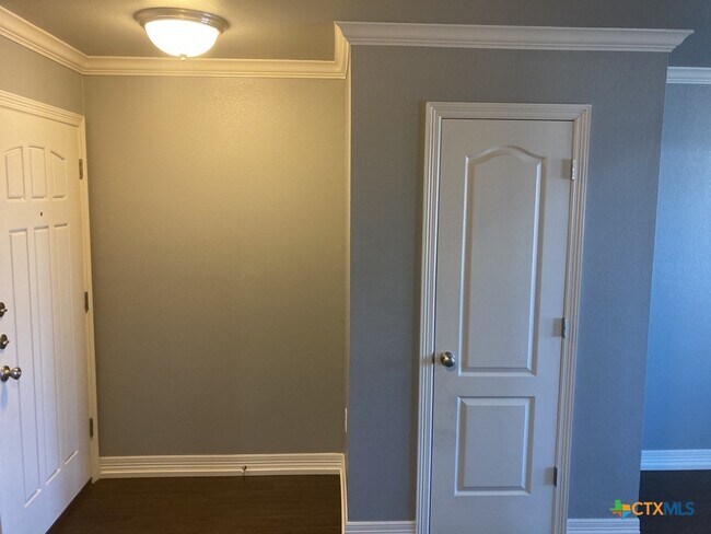 Building Photo - 2710 S Clear Creek Rd