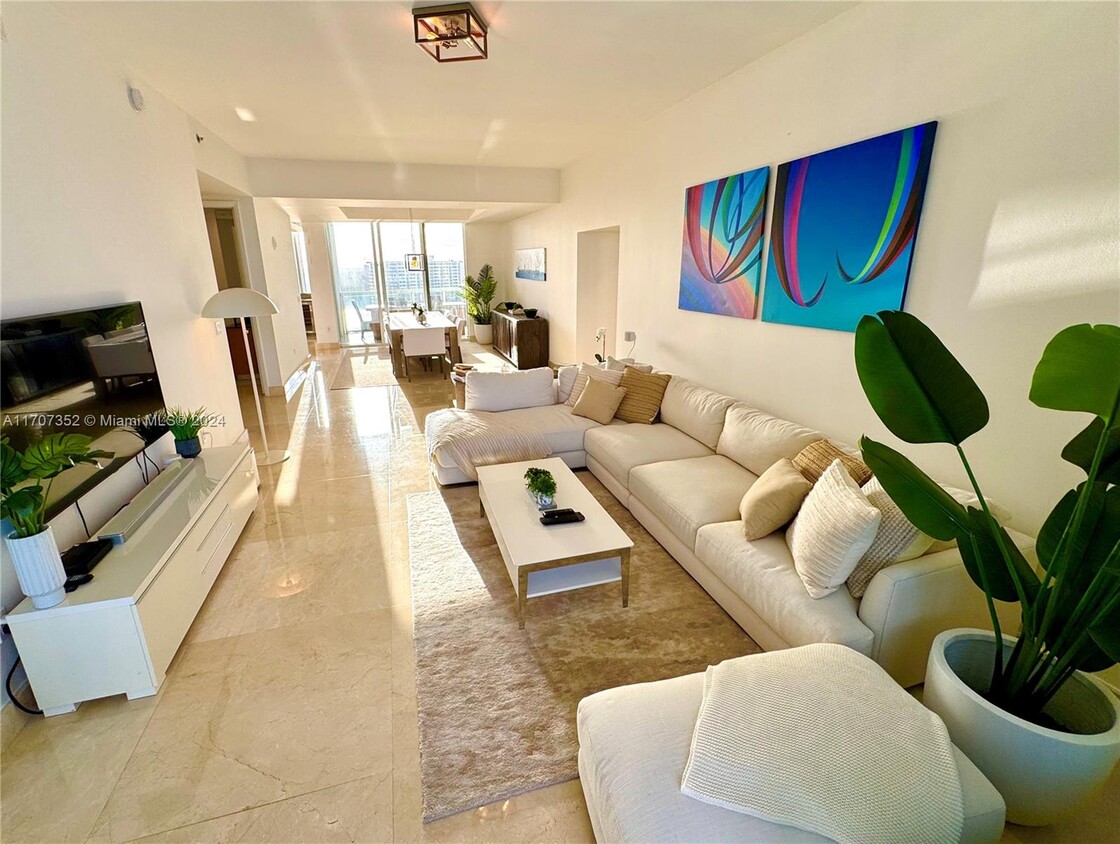 Foto principal - 15901 Collins Ave