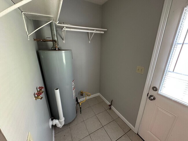 Foto del edificio - House for rent: Four bedroom,One bath, sto...