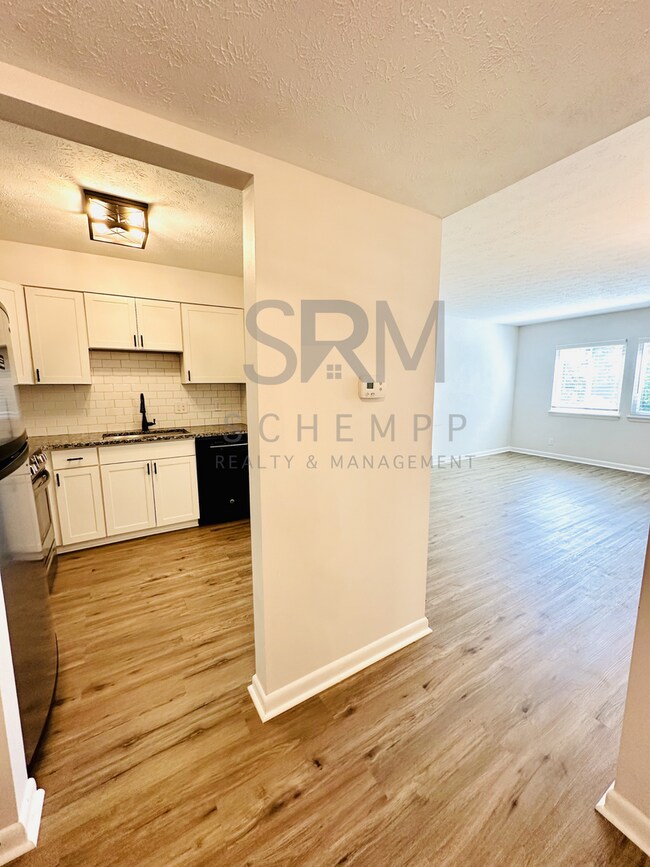 Building Photo - Remodeled one bedroom condo off Gardiner Lane with laundry and pool access!