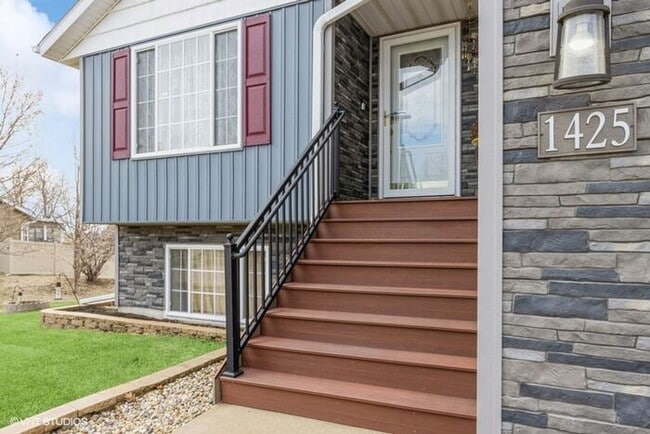 Building Photo - $2,100 | 3 Bedroom, 2,5 Bathroom Single Fa...