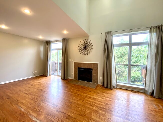 Building Photo - 300 Lunt Ave