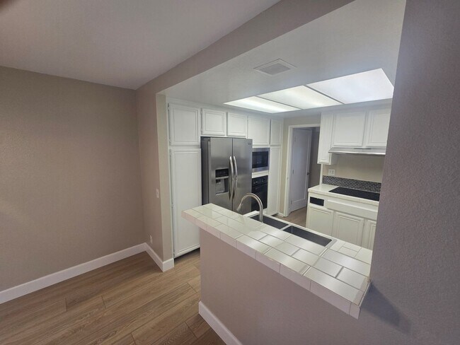 Foto del edificio - 2 Story Townhouse in Point Loma