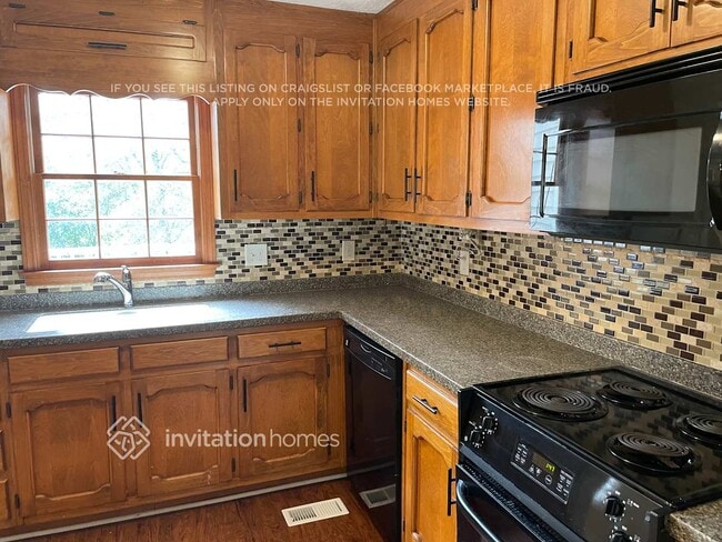 Building Photo - 3000 Meadow Ct