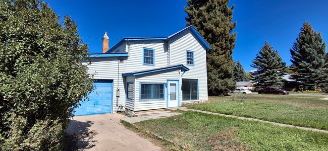 Building Photo - Spacious 4 Bedroom Stand Alone Home Near t...