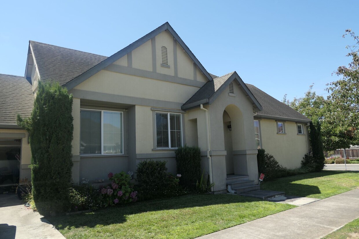 Primary Photo - 443 Vivienne Dr