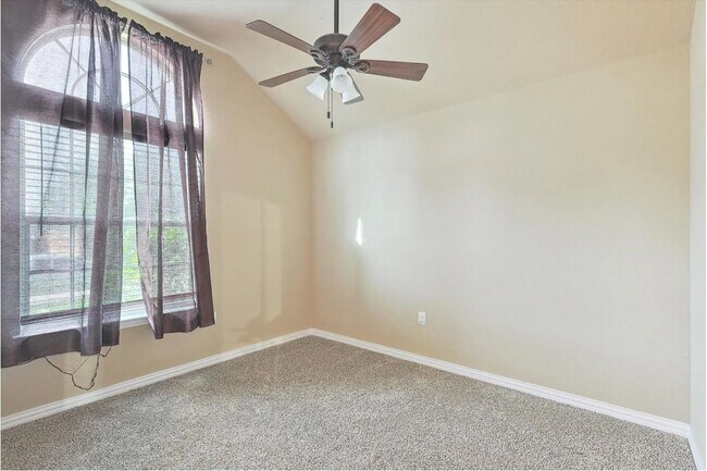 Foto del edificio - 1320 Maple Terrace Dr