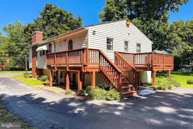 Foto del edificio - 2843 Annandale Rd
