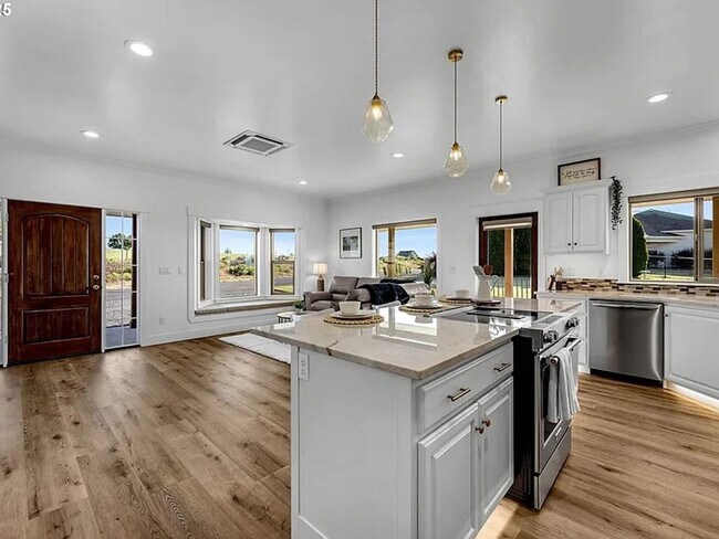 Foto del edificio - LUXURY FURNISHED ADU FOR RENT – 915 Sq. Ft. Private Retreat