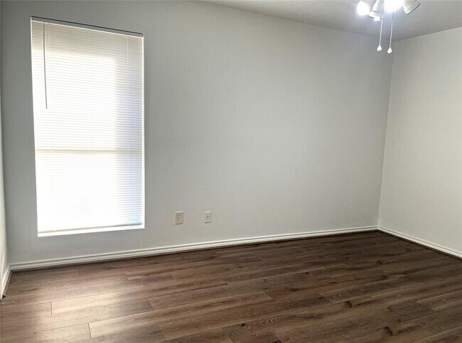 Foto del edificio - 12905 Woodforest Blvd