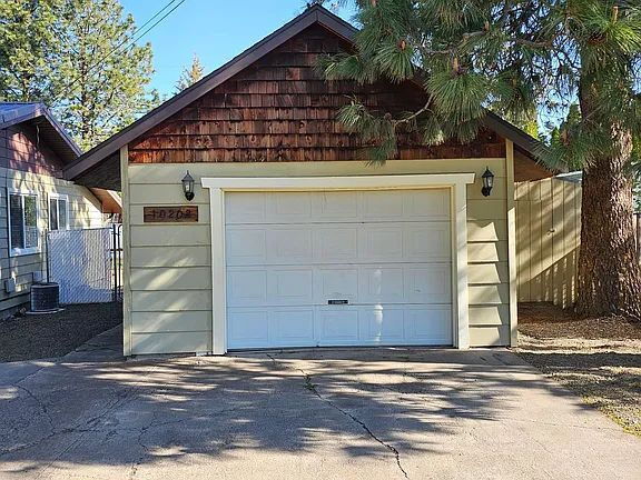 Building Photo - "Charming 3-Bedroom Retreat with 2 Full Bathrooms in Island City – Your Cozy 1,213 Sq Ft Haven!"