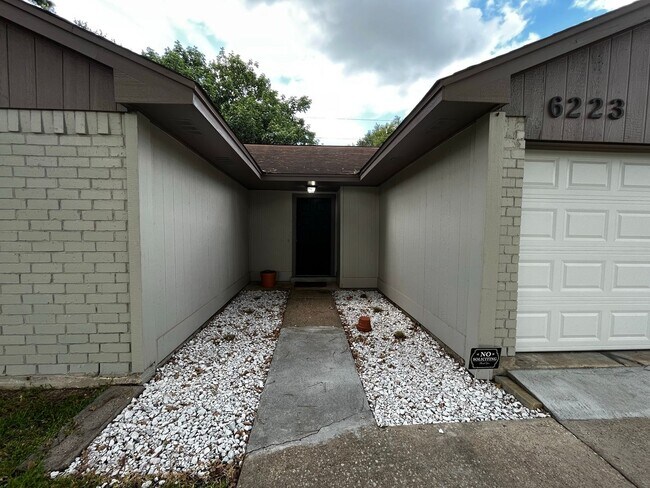 Building Photo - For Lease | 3 Bed, 2 Bath | 1,446 Sq Ft | ...