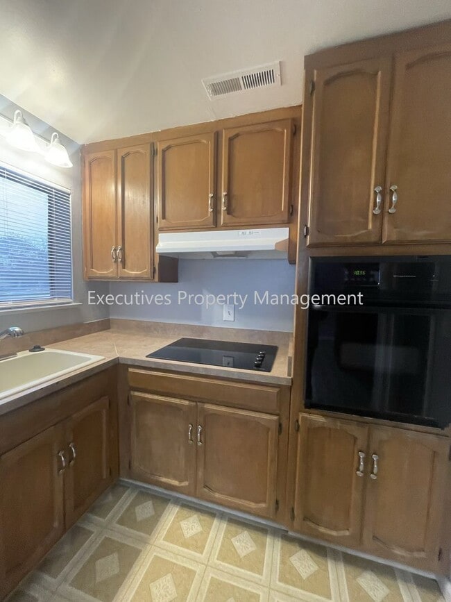 Building Photo - 1271 Spruce Ave