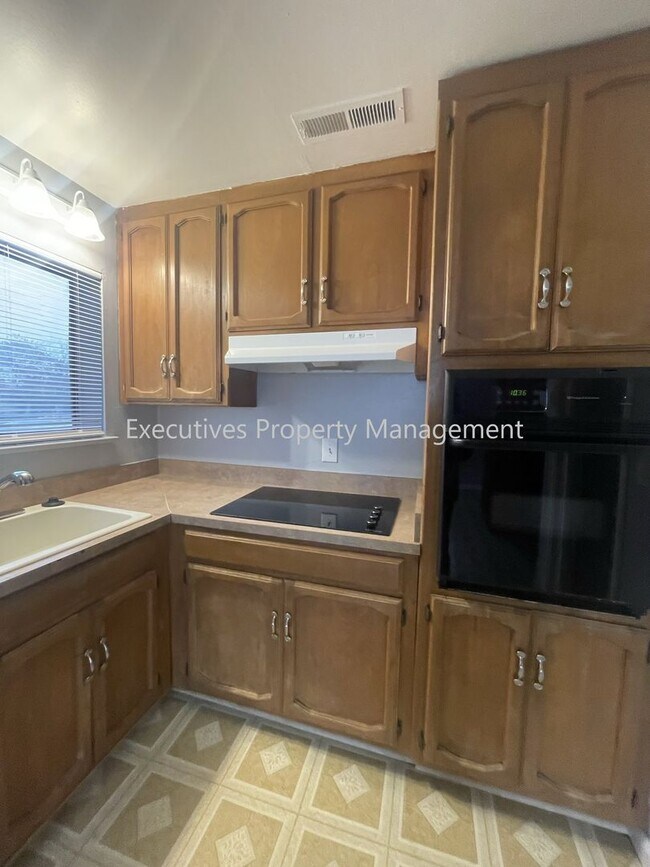 Foto del edificio - 1271 Spruce Ave